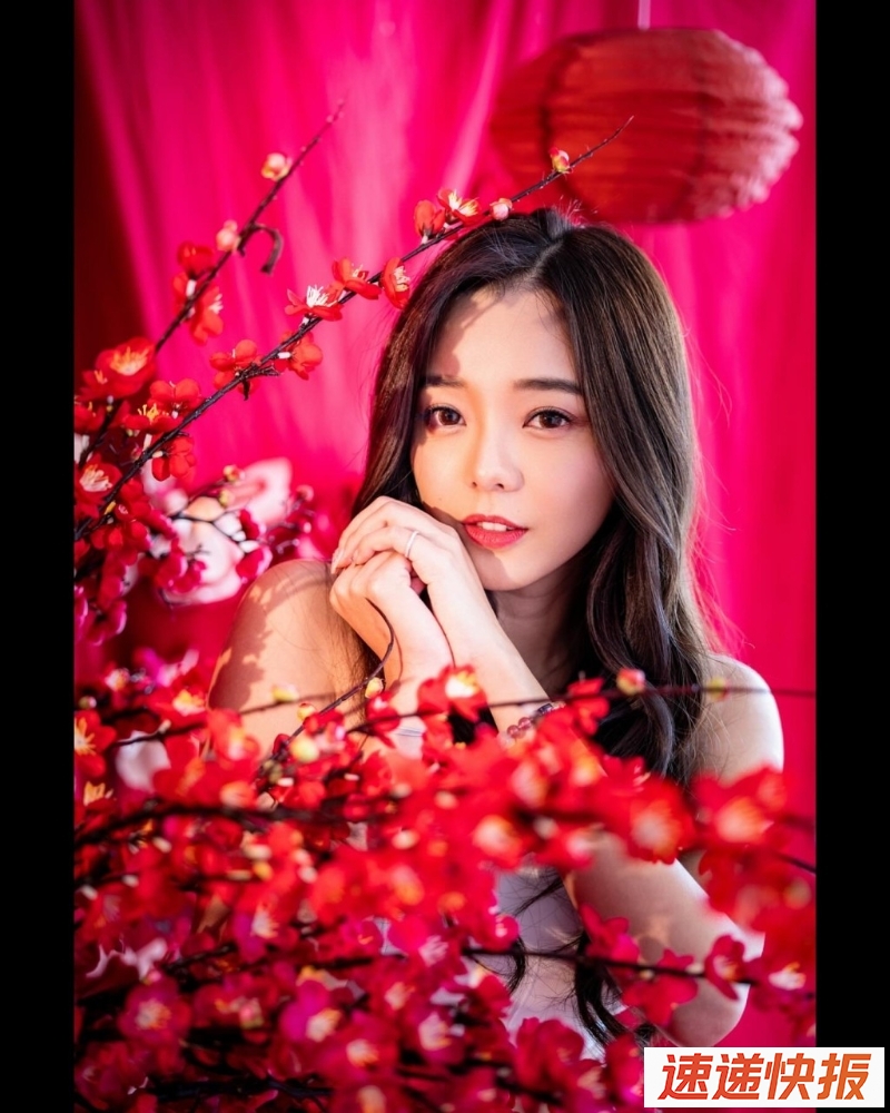 余思霆在桃花前摆出多个诱惑pose。