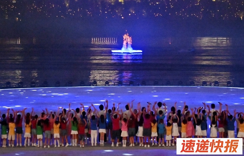 主火炬在开幕式现场被点燃。