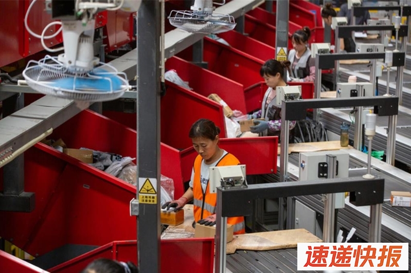 图为江苏省南通市工作人员在顺丰速递智慧快递分拣流水线上作业。