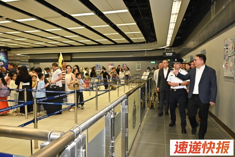 陈国基（右一）到访香园围管制站