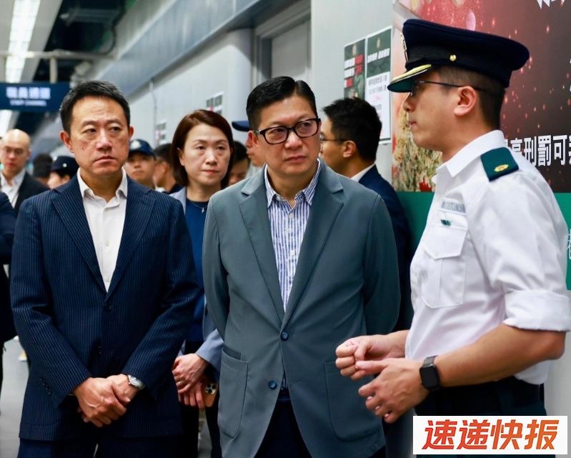 邓炳强（中）亦前往并视察香园围边境管制站。