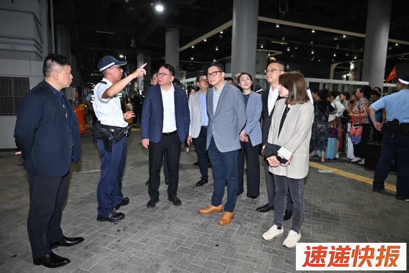 陈国基（左三）和邓炳强（右三）到访香园围管制站